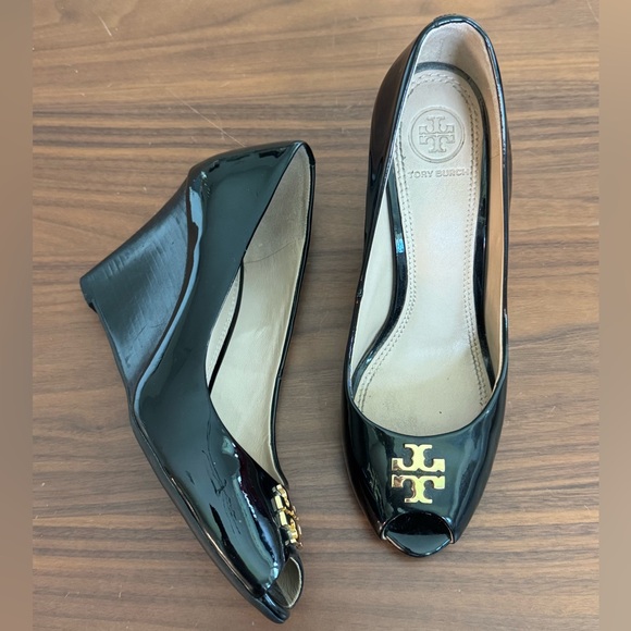 Tory Burch Black Patent Leather Peep Toe Wedge Heels Size 7 - Picture 3 of 7